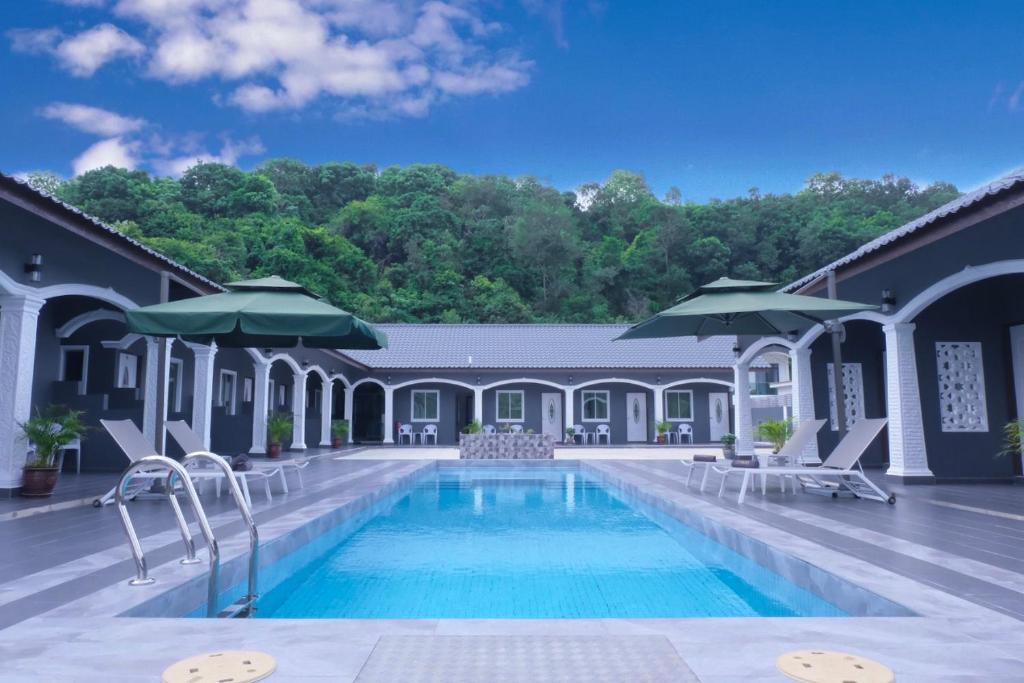 Enjoy Cenang: Rooms with Pool at Virgo Star Resort Await